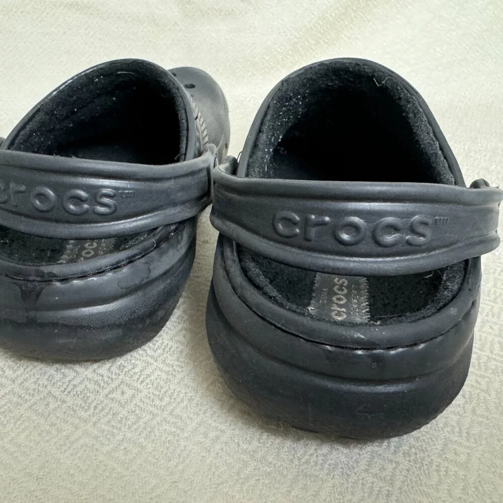 CROCS Boy's  Black Lined Sandals Flip FlopSlip On Size j2.